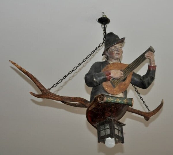 Lüstermännchen mit Gitarre / Ein Objekt von Antiquitäten Greinwald in Schliersee / Oberbayern